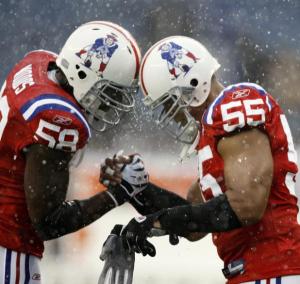 Malgrès la neige Woods (#58) et Seau (#55) peuvent se féliciter, les Patriots ont fait le match parfait